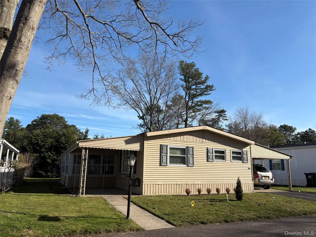 525/207 Riverleigh Avenue #207, Riverhead, NY 11901 - #1