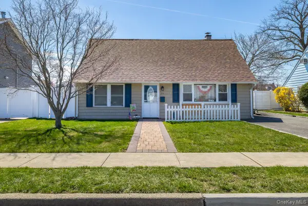 25 Park Lane, Bethpage, NY 11714