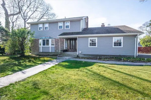 22 Oak Lane, Blue Point, NY 11715