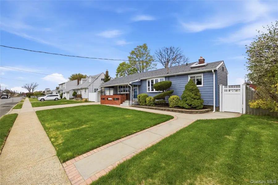 644 N Clinton Avenue, Lindenhurst, NY 11757 - #3