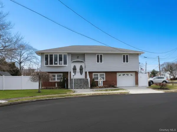 395 N Putnam Avenue, Lindenhurst, NY 11757