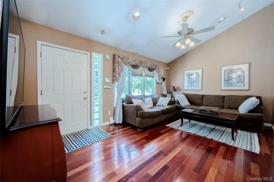 4 Awixa Place, Selden, NY 11784 - #3