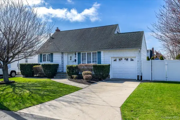 299 37 Street, Lindenhurst, NY 11757