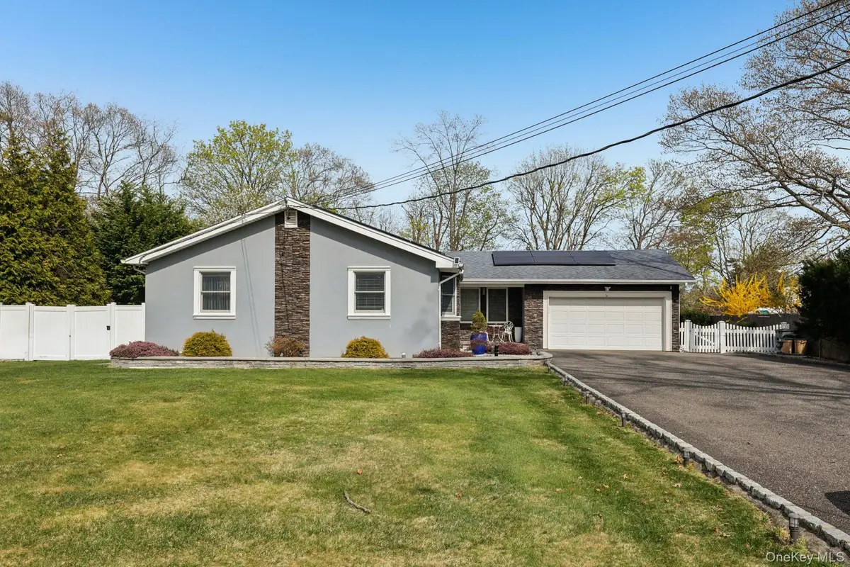 11 Mid Place, Bohemia, NY 11716 - #1