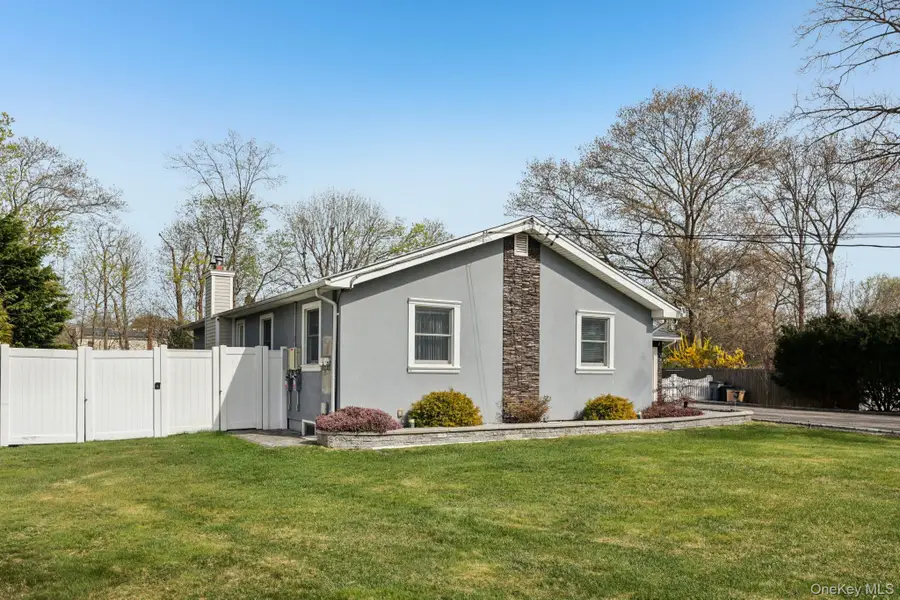 11 Mid Place, Bohemia, NY 11716 - #2