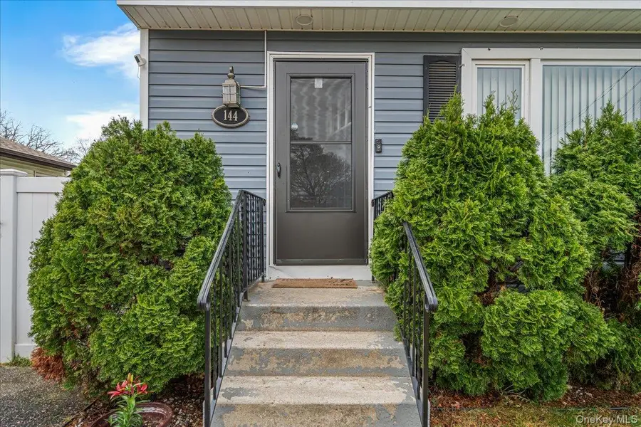 144 Washington Avenue, Wheatley Heights, NY 11798 - #3