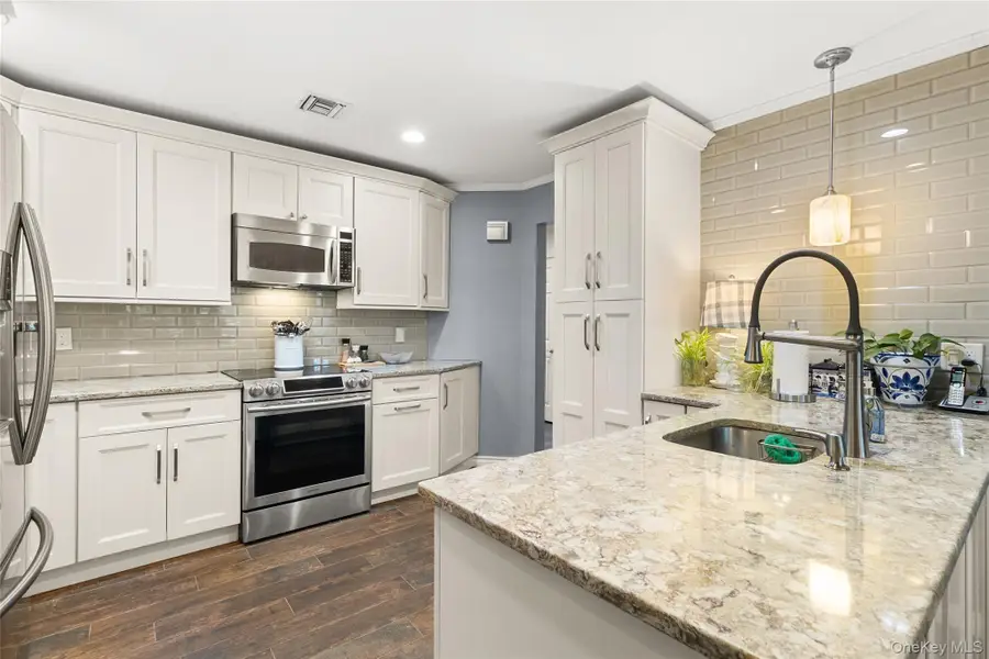 204 Mountain Ridge Drive #204, Mount Sinai, NY 11766 - #3