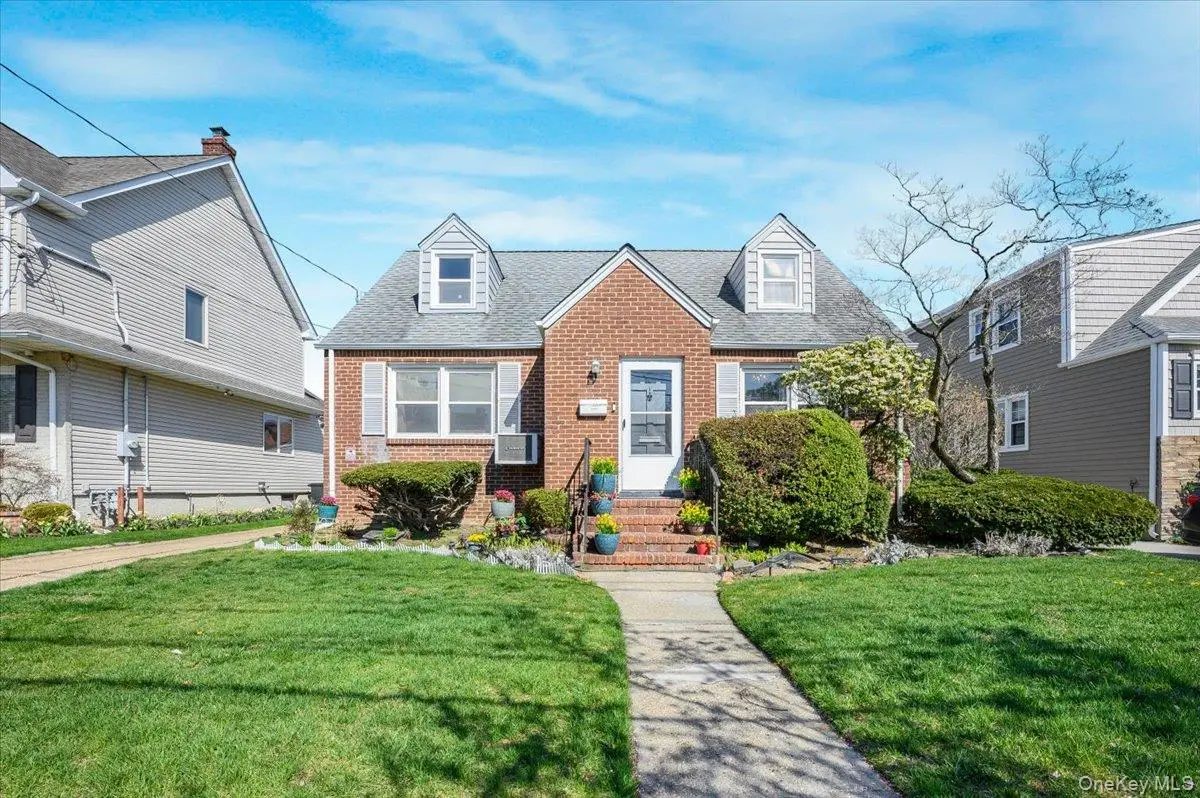 10 Dorothy Place, Lynbrook, NY 11563 - #1