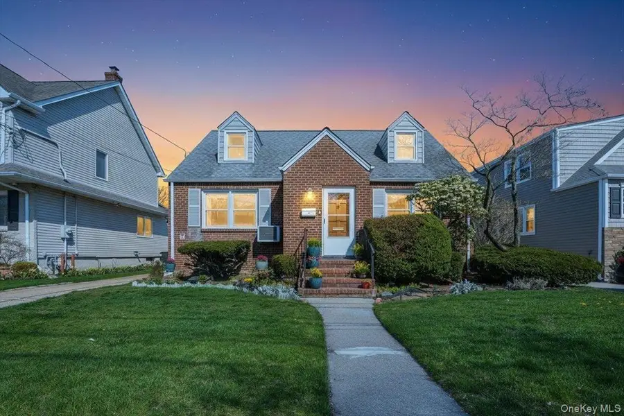 10 Dorothy Place, Lynbrook, NY 11563 - #3