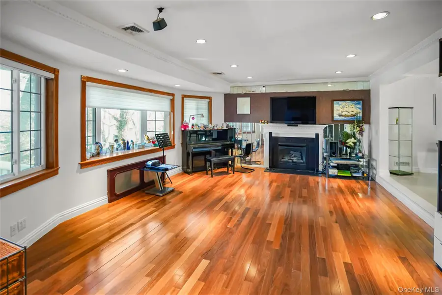 39 Oakdale Road, Roslyn Heights, NY 11577 - #3