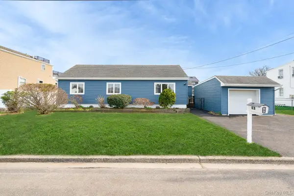 33 E Seacrest Avenue, Lindenhurst, NY 11757