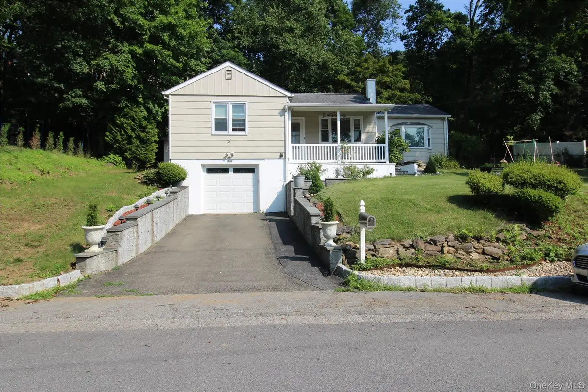 650 Warren Avenue, Thornwood, NY 10594 - #1