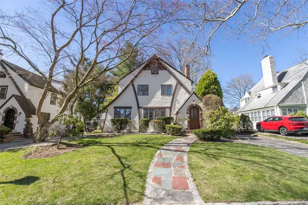 8 Stuart Street, Great Neck, NY 11023