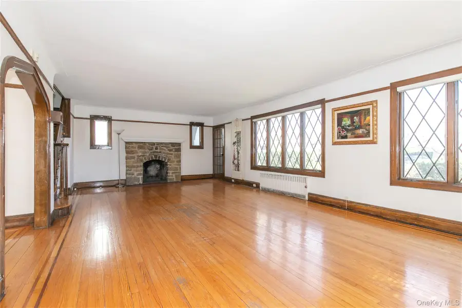 8 Stuart Street, Great Neck, NY 11023 - #3