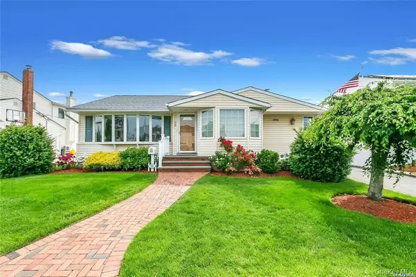 56 Haverford Road, Hicksville, NY 11801