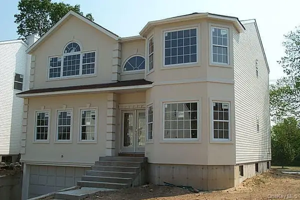 21 Central Court, Carle Place, NY 11514