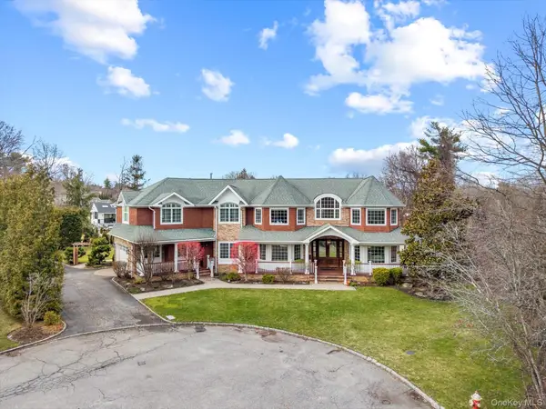98 Swan Court, East Hills, NY 11576