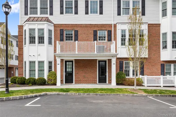 902 Mill Creek N, Roslyn, NY 11576