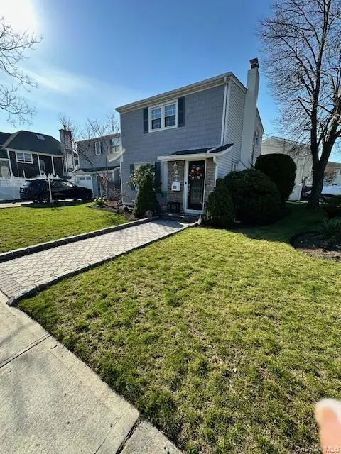 2 Sutton Place, Massapequa, NY 11758