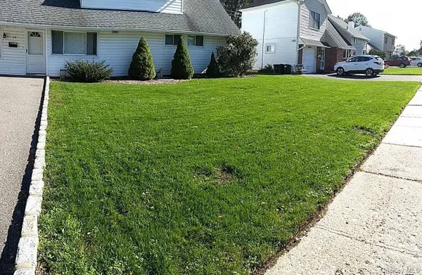 15 Falcon Lane, Levittown, NY 11756