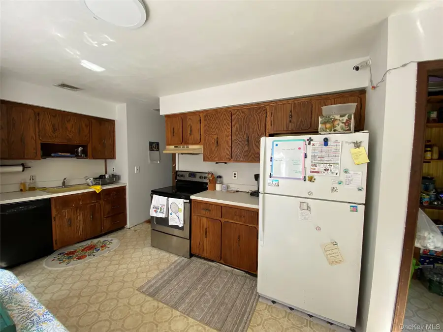 20 Oak Place, Selden, NY 11784 - #3