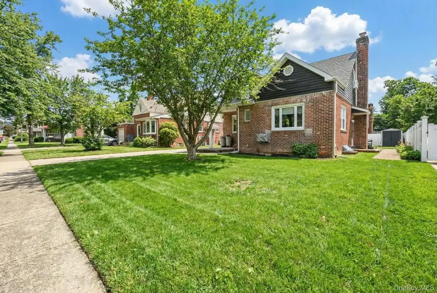 6 Willow Road, New Hyde Park, NY 11040 - #2