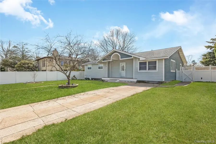 6 Evy Court, Sayville, NY 11782 - #3