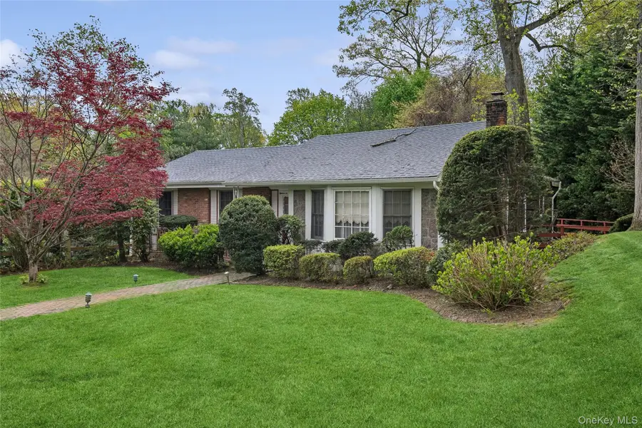 9 Oakwood Circle, Roslyn, NY 11576 - #2