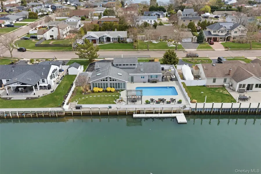 21 Shore Drive W, Copiague, NY 11726 - #2