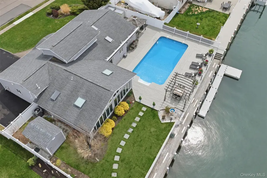 21 Shore Drive W, Copiague, NY 11726 - #3