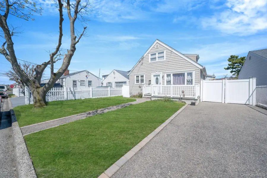 82 E Seacrest Avenue, Lindenhurst, NY 11757 - #3