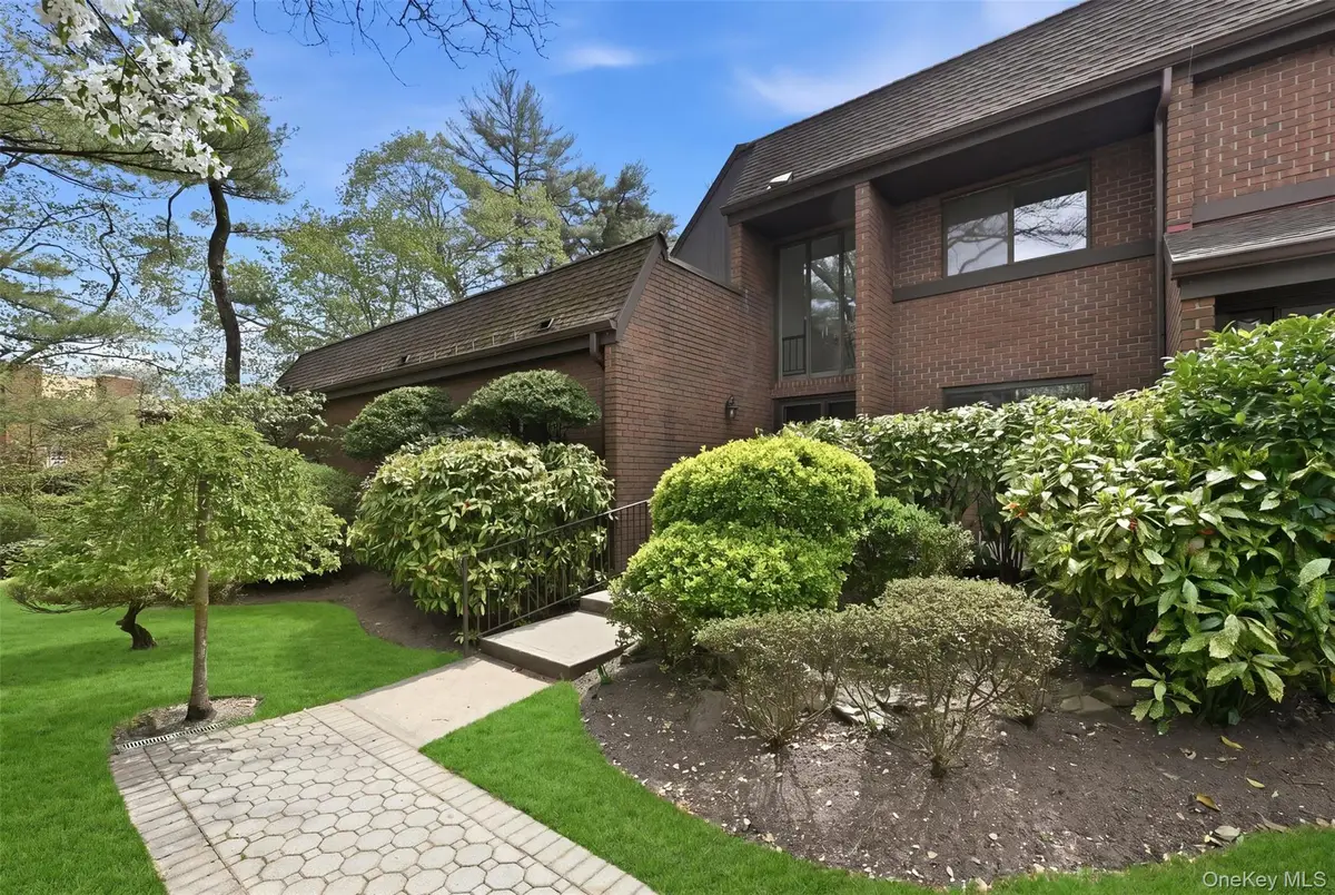 25 Chestnut Hill, Roslyn, NY 11576 - #1