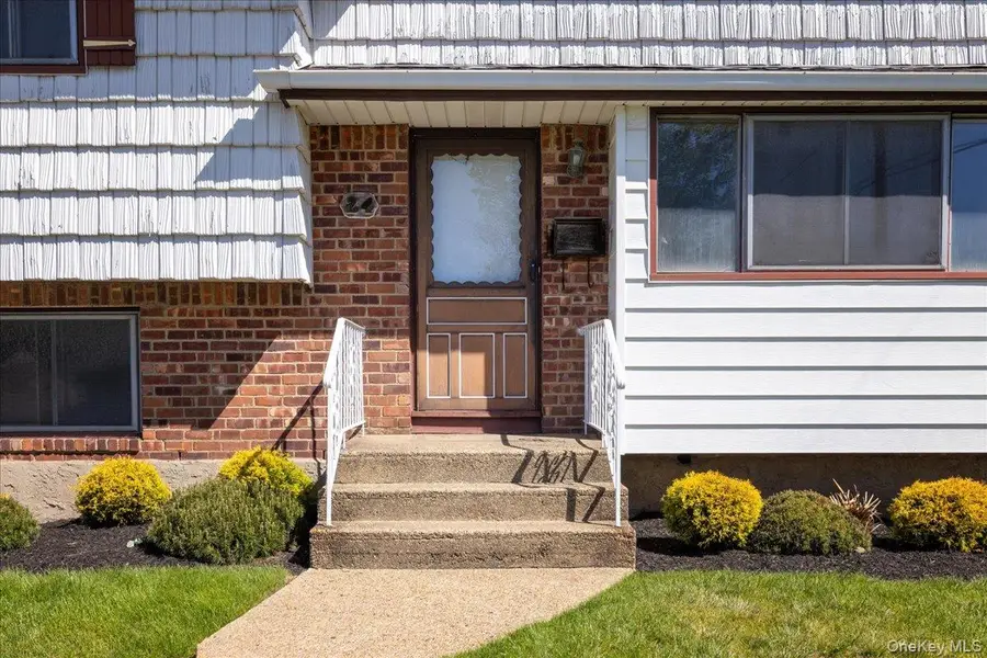 24 Roxbury Avenue, Plainview, NY 11803 - #3