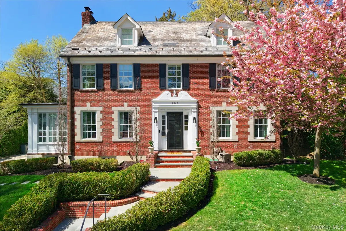 107 Manhasset Woods Road, Manhasset, NY 11030 - #1