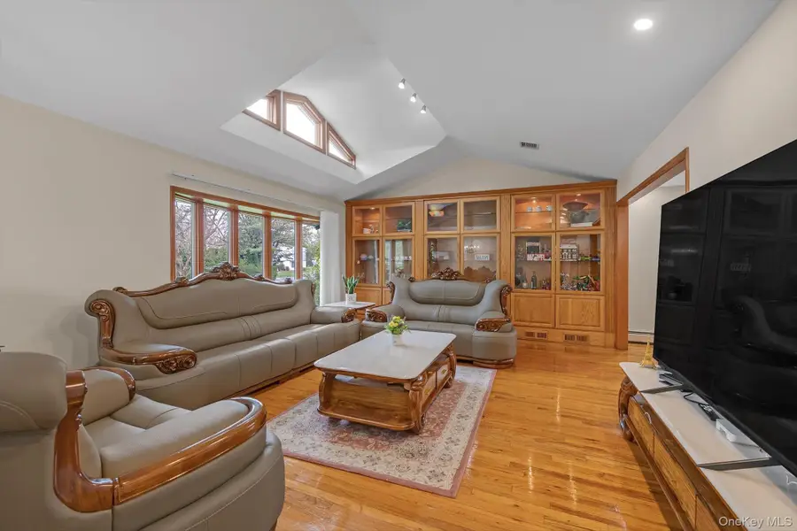 20 Jeffrey Lane, Great Neck, NY 11020 - #3