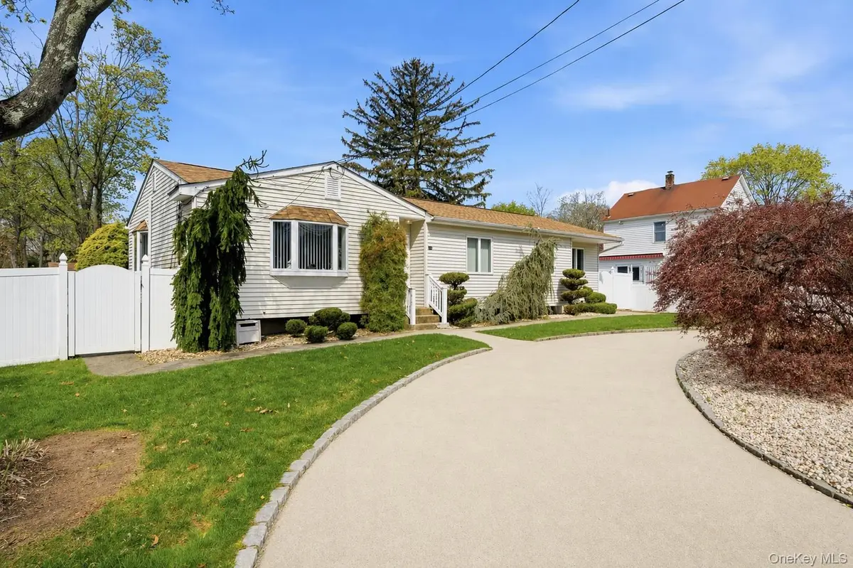 1580 Coates Avenue, Holbrook, NY 11741 - #1