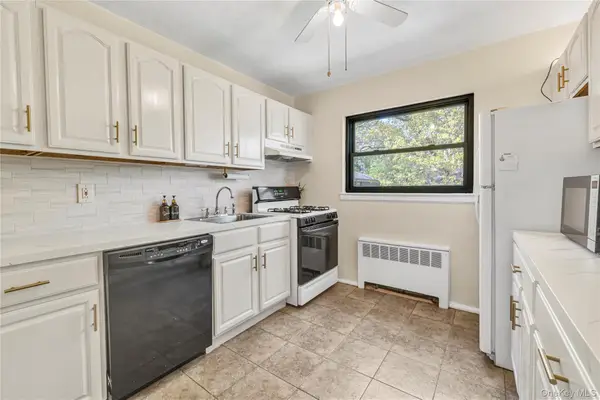 21974 75th Avenue #224B2, Oakland Gardens, NY 11364