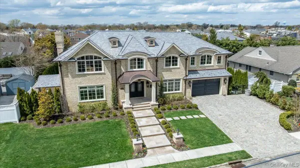 225 Harbor Lane, Massapequa Park, NY 11762