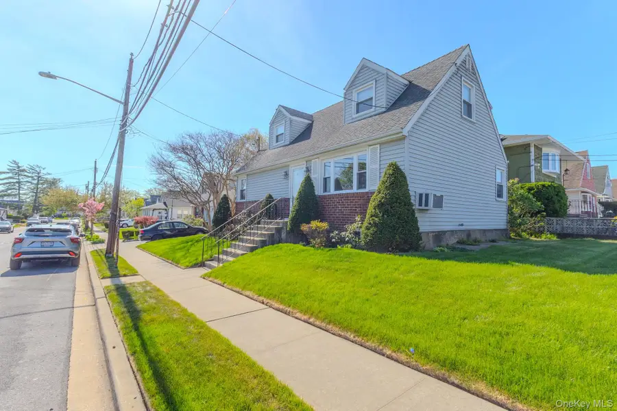 4 Fairfax Street, Valley Stream, NY 11580 - #3