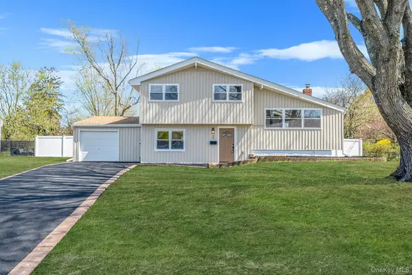25 Greentree Drive, Oakdale, NY 11769
