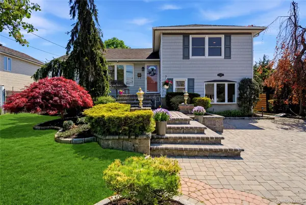 204 Violet Street, Massapequa Park, NY 11762