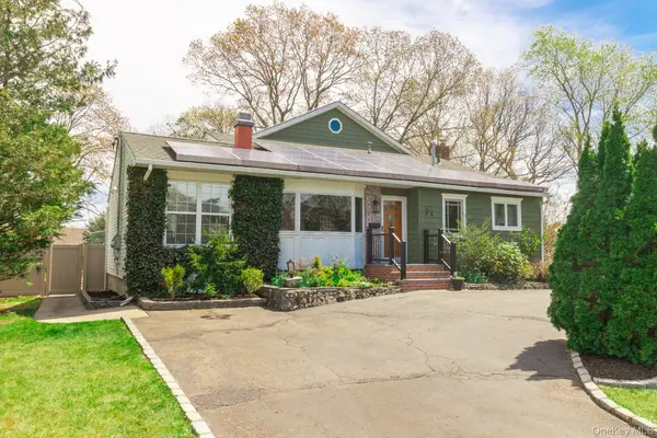 11 Harvest Lane, West Islip, NY 11795