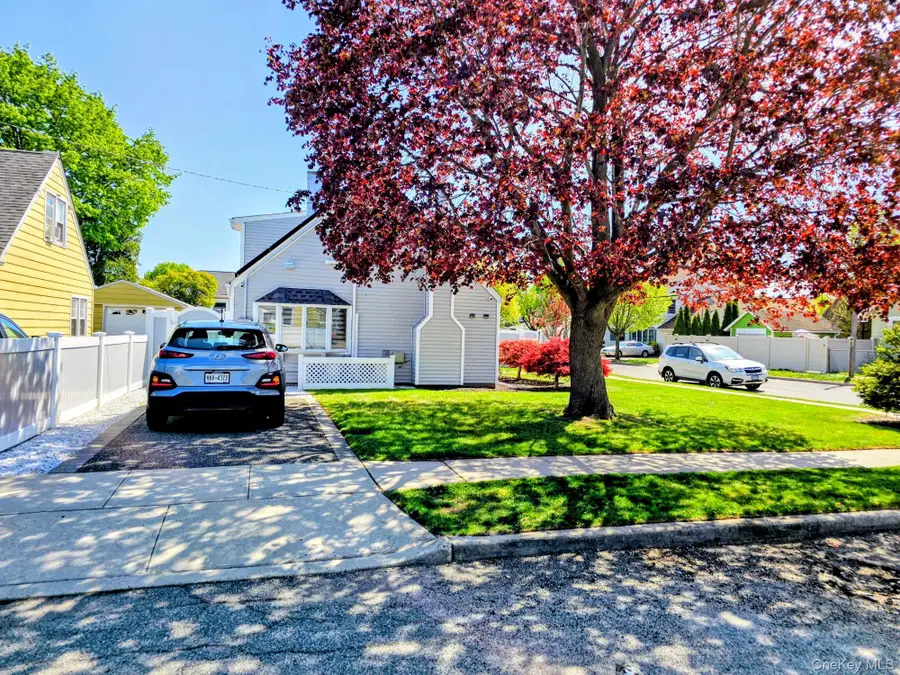 27 Spruce Street, Hicksville, NY 11801 - #3