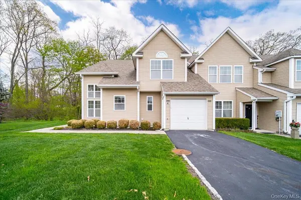 26 Halley Court, Poughkeepsie, NY 12601