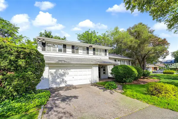 105 Serpentine Lane, Searingtown, NY 11507