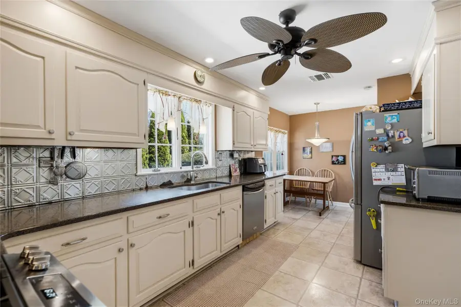 48 Davison Lane E, West Islip, NY 11795 - #3