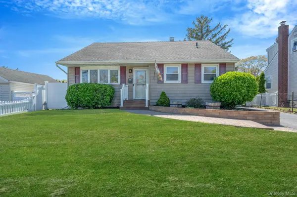 477 N Indiana Avenue, Lindenhurst, NY 11757