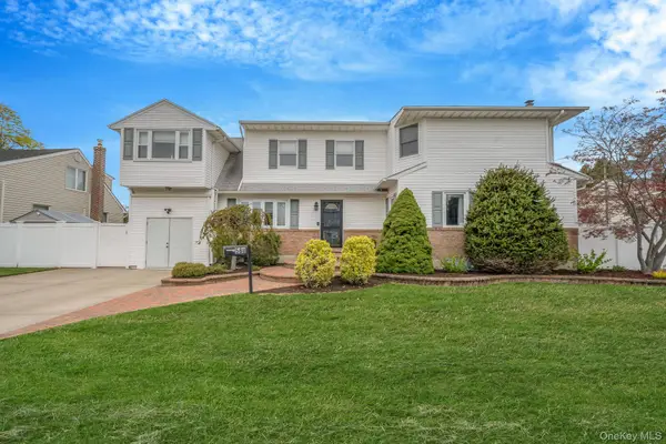 580 Center Briarwood Avenue, West Islip, NY 11795