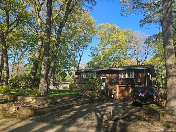 Address Withheld By Seller, Commack, NY 11725