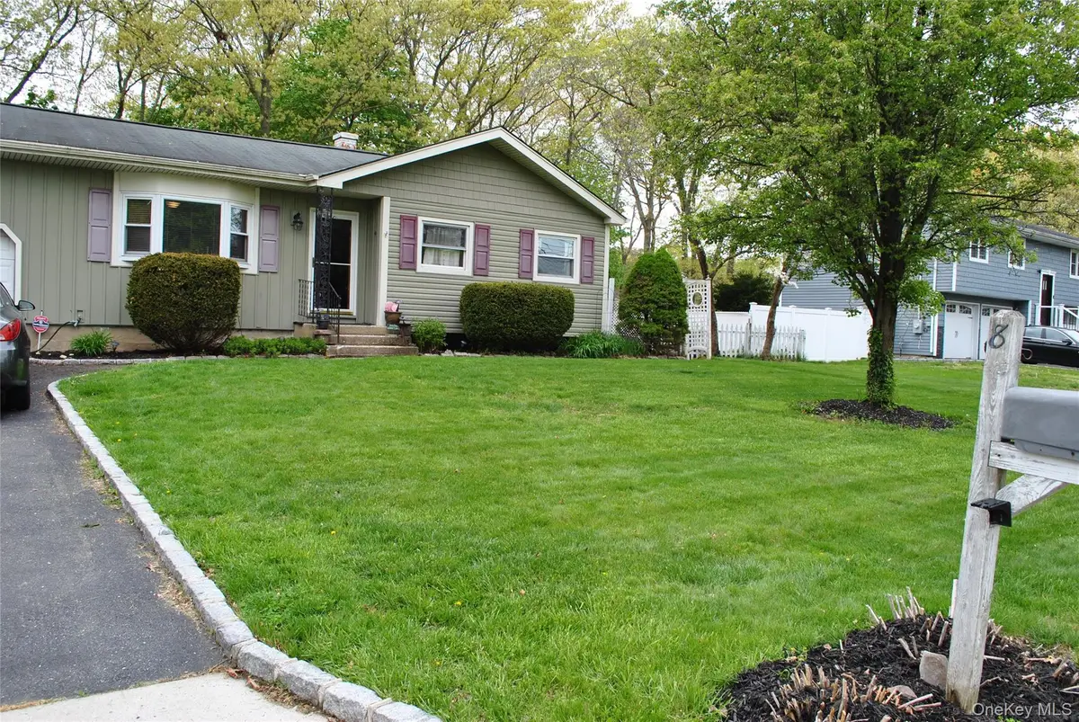 8 Shenandoah Boulevard, Terryville, NY 11776 - #1